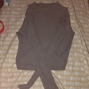 Long sleeved gray hollis tee crop, size Large.